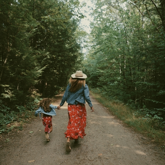 Meet your Posher, Courtney 🌷 - Picture 7 of 9